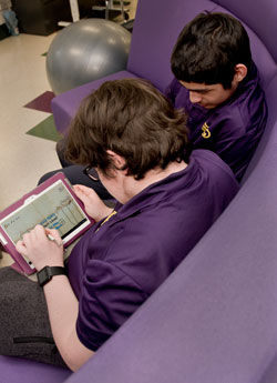 2 students computing in the ITA learning lab